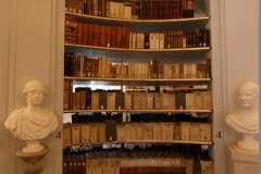 The library collection amounts to 1 million articles.